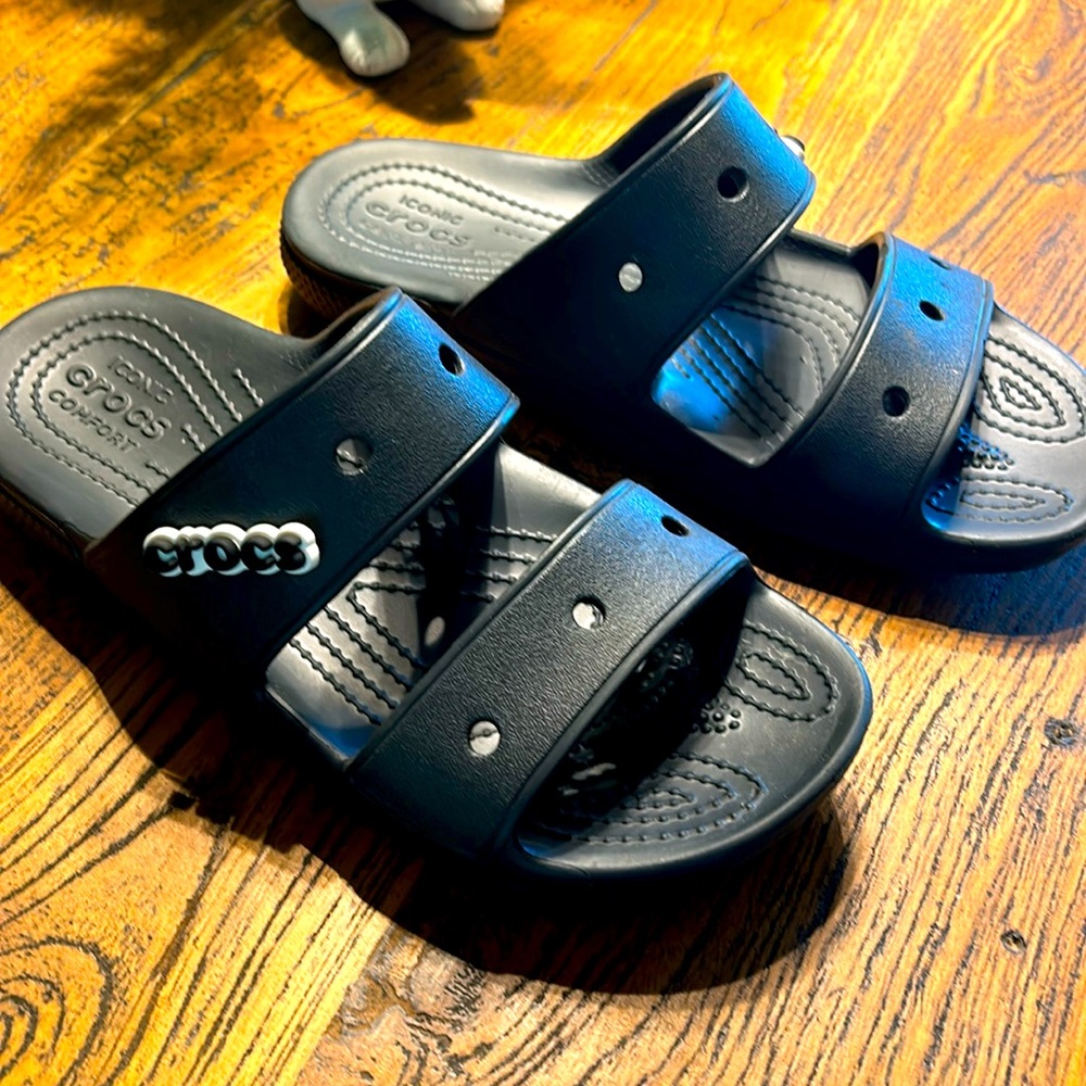 Size 7, women’s size 5 men’s crocs slip on